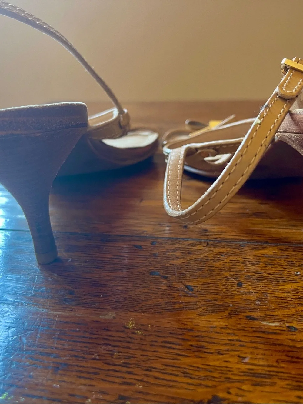 Tory Burch Tan Bow Logo T-Strap Sandals 9.5